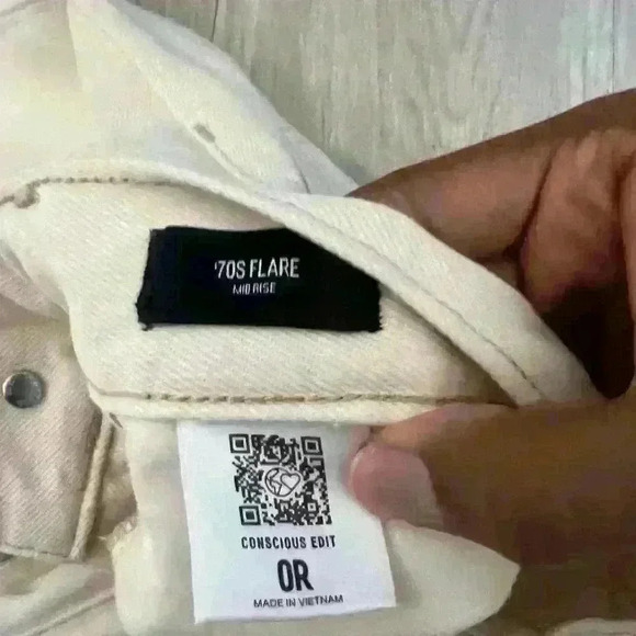 New express Mid Rise Medium Wash '70s Flare Jean. Perfect y2k look. Size 0 - Picture 4 of 7